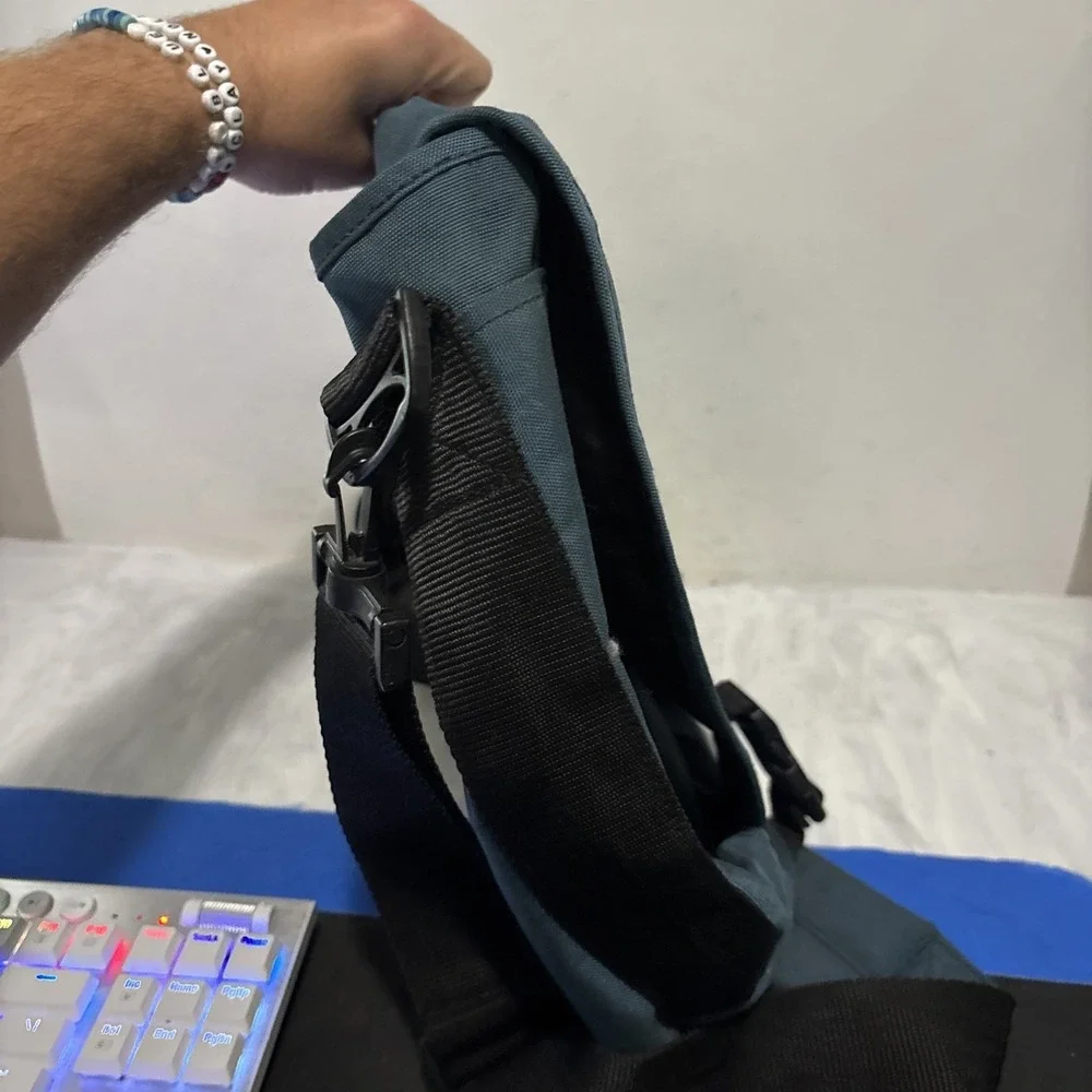 EastPack blue/green Messenger Bag 18 Inch